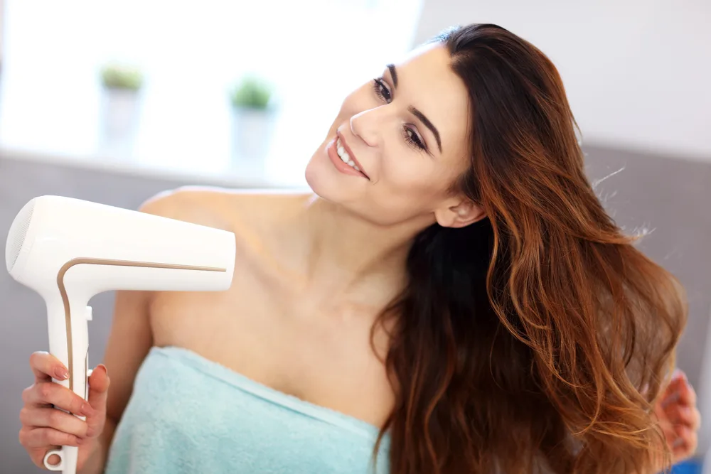 Cabelo molhado faz mal? 2 secar os cabelos mulher
