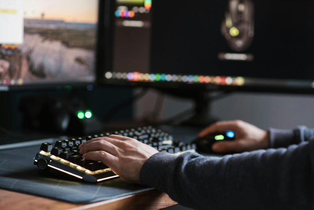 Como diminuir o lag nos jogos e melhorar desempenho online? 2 teclado gamer jogando